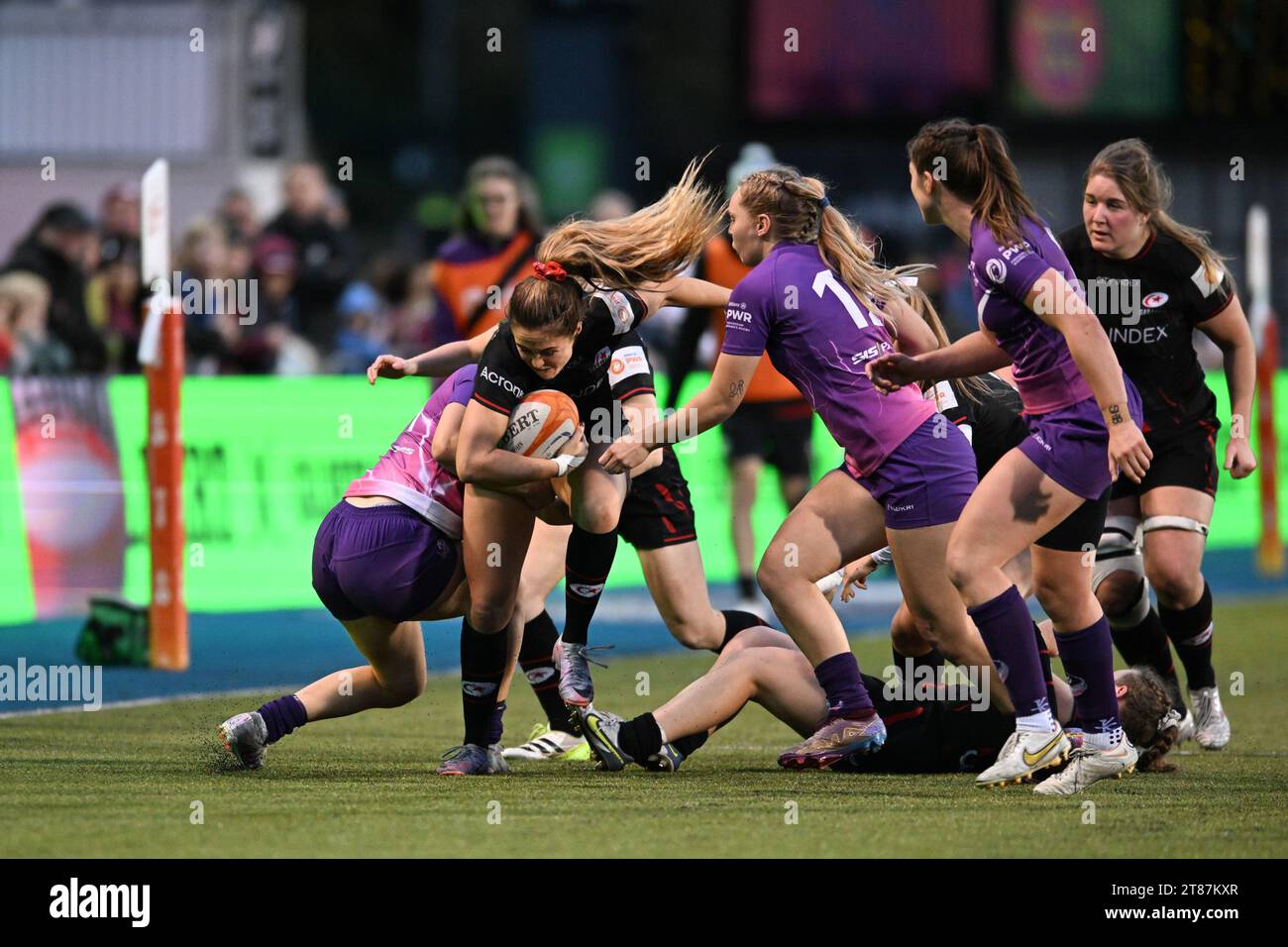 Sydney Gregson of Saracens Women con il pallone durante il Women Allianz Premier 15s match tra Saracens Women e Loughborough Lightining allo Stonex Stadium di Londra, il 18 novembre 2023. Foto di Phil Hutchinson. Solo per uso editoriale, licenza necessaria per uso commerciale. Nessun utilizzo in scommesse, giochi o pubblicazioni di un singolo club/campionato/giocatore. Credito: UK Sports Pics Ltd/Alamy Live News Foto Stock