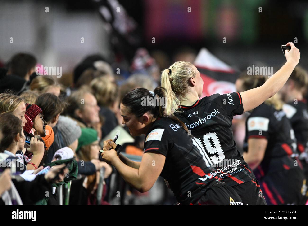 Brvony Field e Rosie Galligan delle Saracens Women con i tifosi dopo il Women Allianz Premier 15s match tra Saracens Women e Loughborough Lightining allo Stonex Stadium di Londra, il 18 novembre 2023. Foto di Phil Hutchinson. Solo per uso editoriale, licenza necessaria per uso commerciale. Nessun utilizzo in scommesse, giochi o pubblicazioni di un singolo club/campionato/giocatore. Credito: UK Sports Pics Ltd/Alamy Live News Foto Stock
