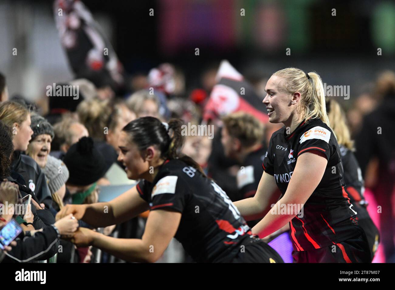Brvony Field e Rosie Galligan delle Saracens Women con i tifosi dopo il Women Allianz Premier 15s match tra Saracens Women e Loughborough Lightining allo Stonex Stadium di Londra, il 18 novembre 2023. Foto di Phil Hutchinson. Solo per uso editoriale, licenza necessaria per uso commerciale. Nessun utilizzo in scommesse, giochi o pubblicazioni di un singolo club/campionato/giocatore. Credito: UK Sports Pics Ltd/Alamy Live News Foto Stock