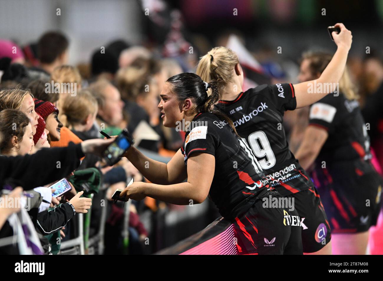 Brvony Field e Rosie Galligan delle Saracens Women con i tifosi dopo il Women Allianz Premier 15s match tra Saracens Women e Loughborough Lightining allo Stonex Stadium di Londra, il 18 novembre 2023. Foto di Phil Hutchinson. Solo per uso editoriale, licenza necessaria per uso commerciale. Nessun utilizzo in scommesse, giochi o pubblicazioni di un singolo club/campionato/giocatore. Credito: UK Sports Pics Ltd/Alamy Live News Foto Stock