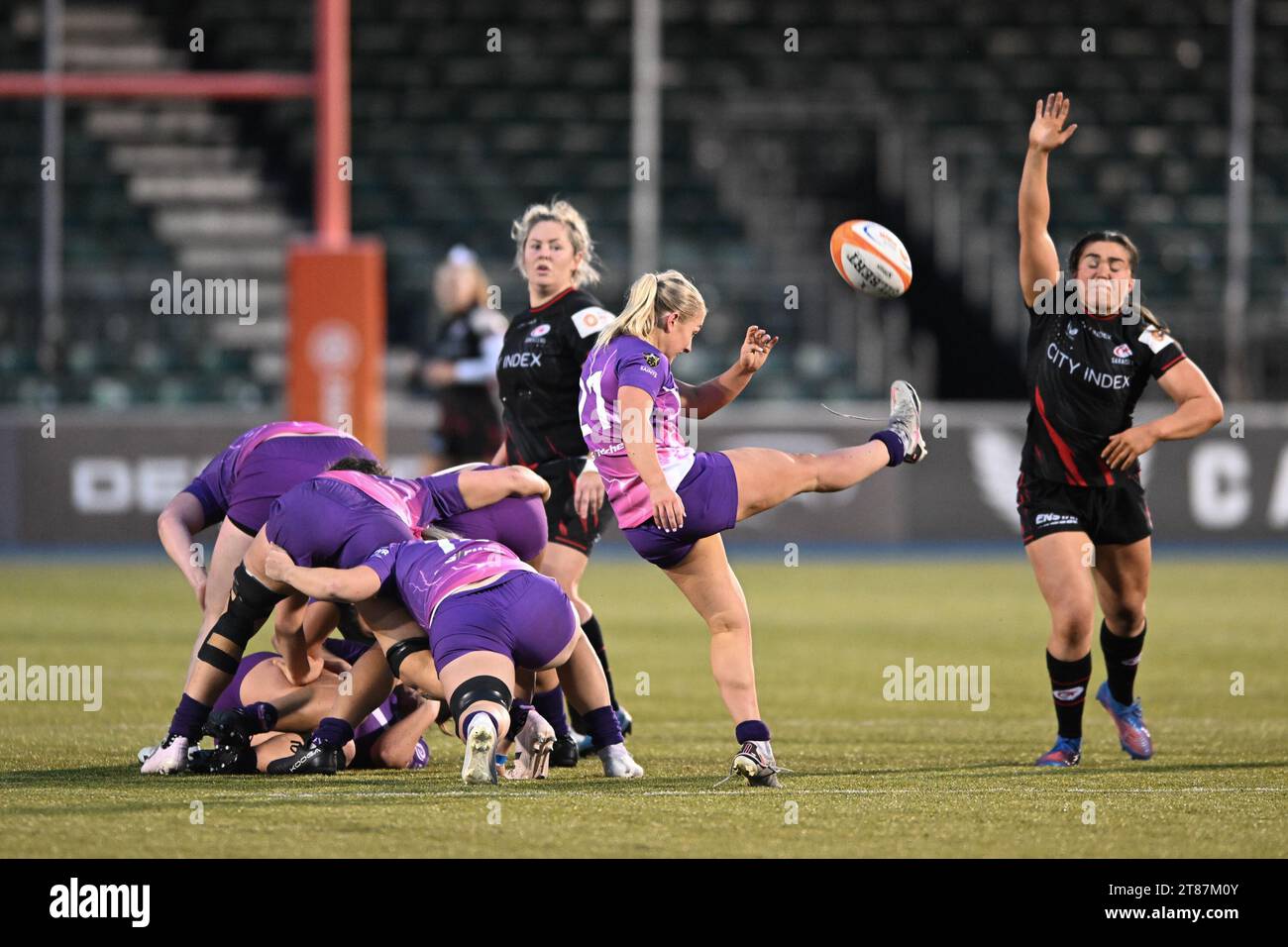 Jess Weaver di Loughborough Lightning calci in chiaro durante il Women Allianz Premier 15s match tra Saracens Women e Loughborough Lightining allo Stonex Stadium di Londra, il 18 novembre 2023. Foto di Phil Hutchinson. Solo per uso editoriale, licenza necessaria per uso commerciale. Nessun utilizzo in scommesse, giochi o pubblicazioni di un singolo club/campionato/giocatore. Credito: UK Sports Pics Ltd/Alamy Live News Foto Stock