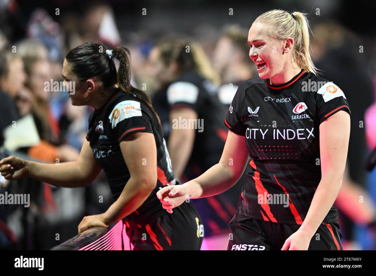 Brvony Field e Rosie Galligan delle Saracens Women con i tifosi dopo il Women Allianz Premier 15s match tra Saracens Women e Loughborough Lightining allo Stonex Stadium di Londra, il 18 novembre 2023. Foto di Phil Hutchinson. Solo per uso editoriale, licenza necessaria per uso commerciale. Nessun utilizzo in scommesse, giochi o pubblicazioni di un singolo club/campionato/giocatore. Credito: UK Sports Pics Ltd/Alamy Live News Foto Stock