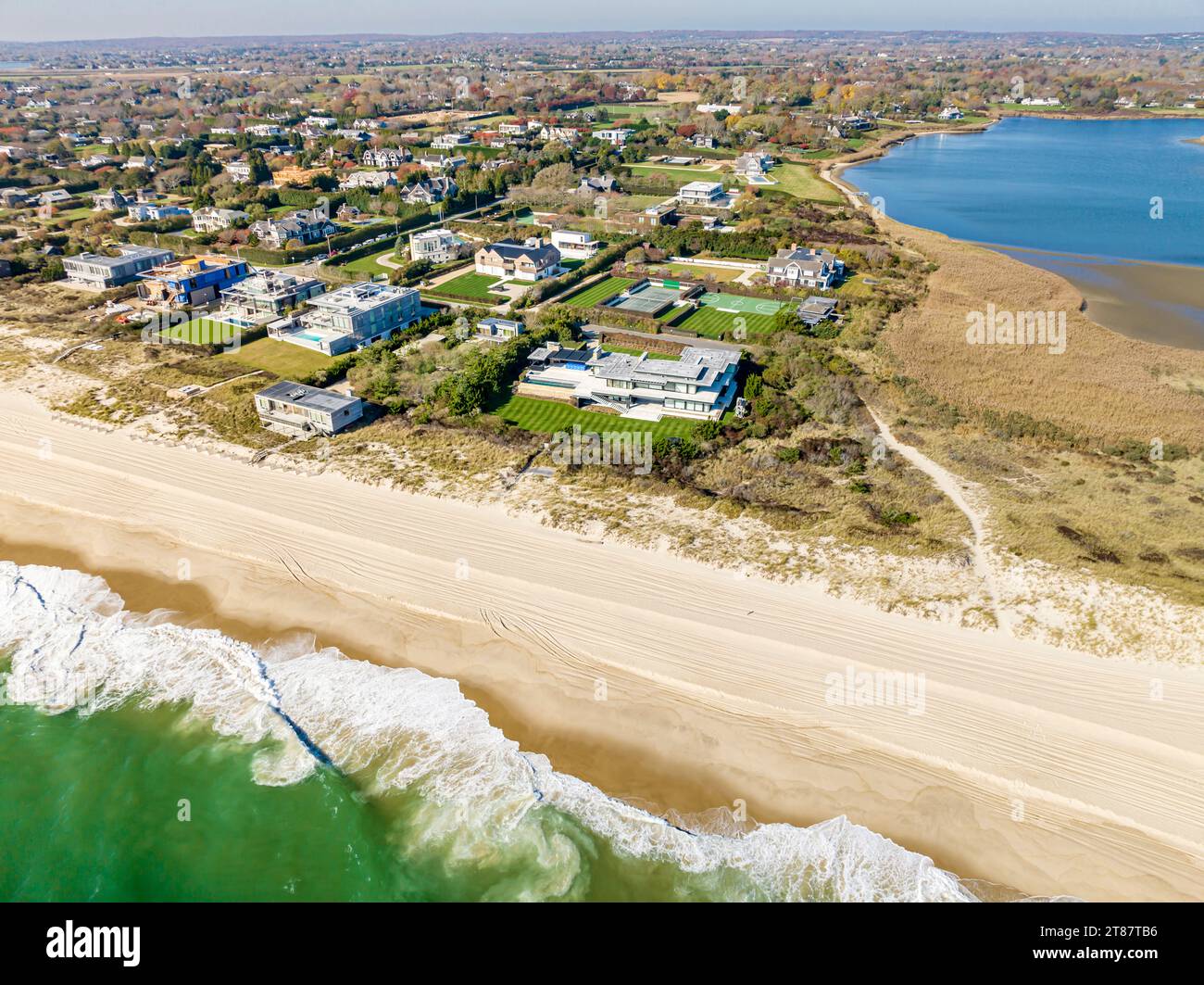 vista aerea delle case di fronte all'oceano a sagaponack, new york Foto Stock