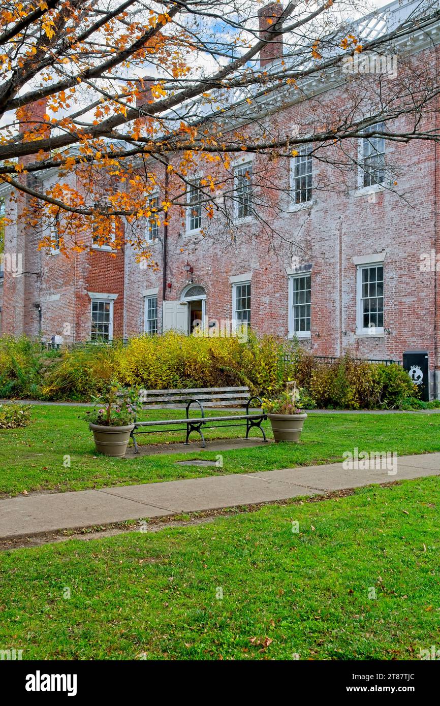 Panchina nel Roche Reading Park, adiacente alla Greek Revival Lenox Library, 1815. Originariamente il tribunale della contea del Berkshire a Lenox Massachusetts — ottobre 2023 Foto Stock