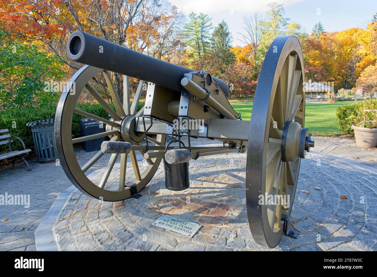 Antico canone di artiglieria nel parco lilla, Lenox Massachusetts — ottobre 2023 Foto Stock