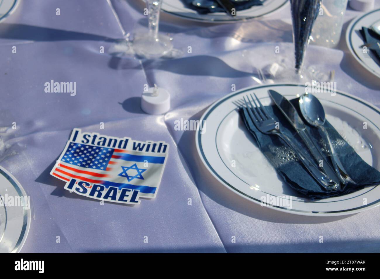 Tavolo dello Shabbat fissato per ostaggi con bandiera israeliana per 1400 assassinati Foto Stock