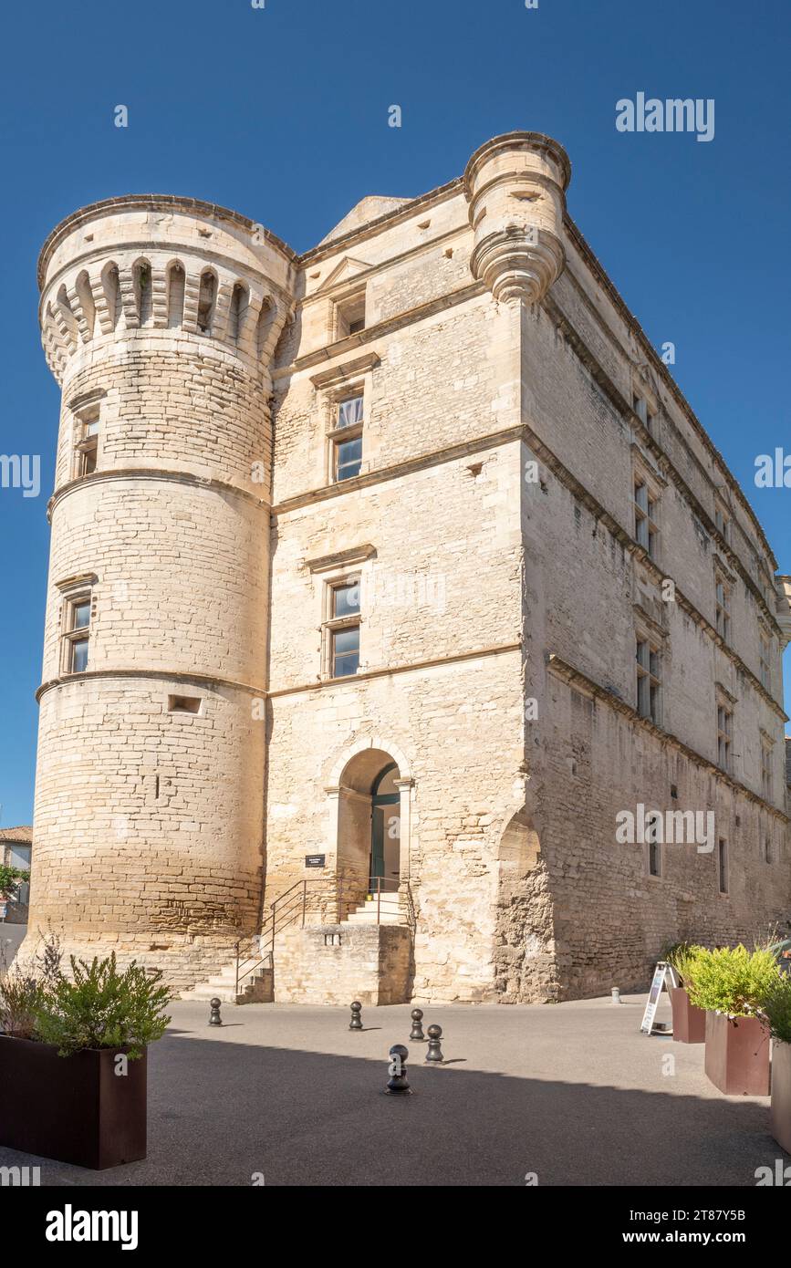 Antico castello storico in pietra marrone e beige Château de Gordesin Gordes, Francia Foto Stock