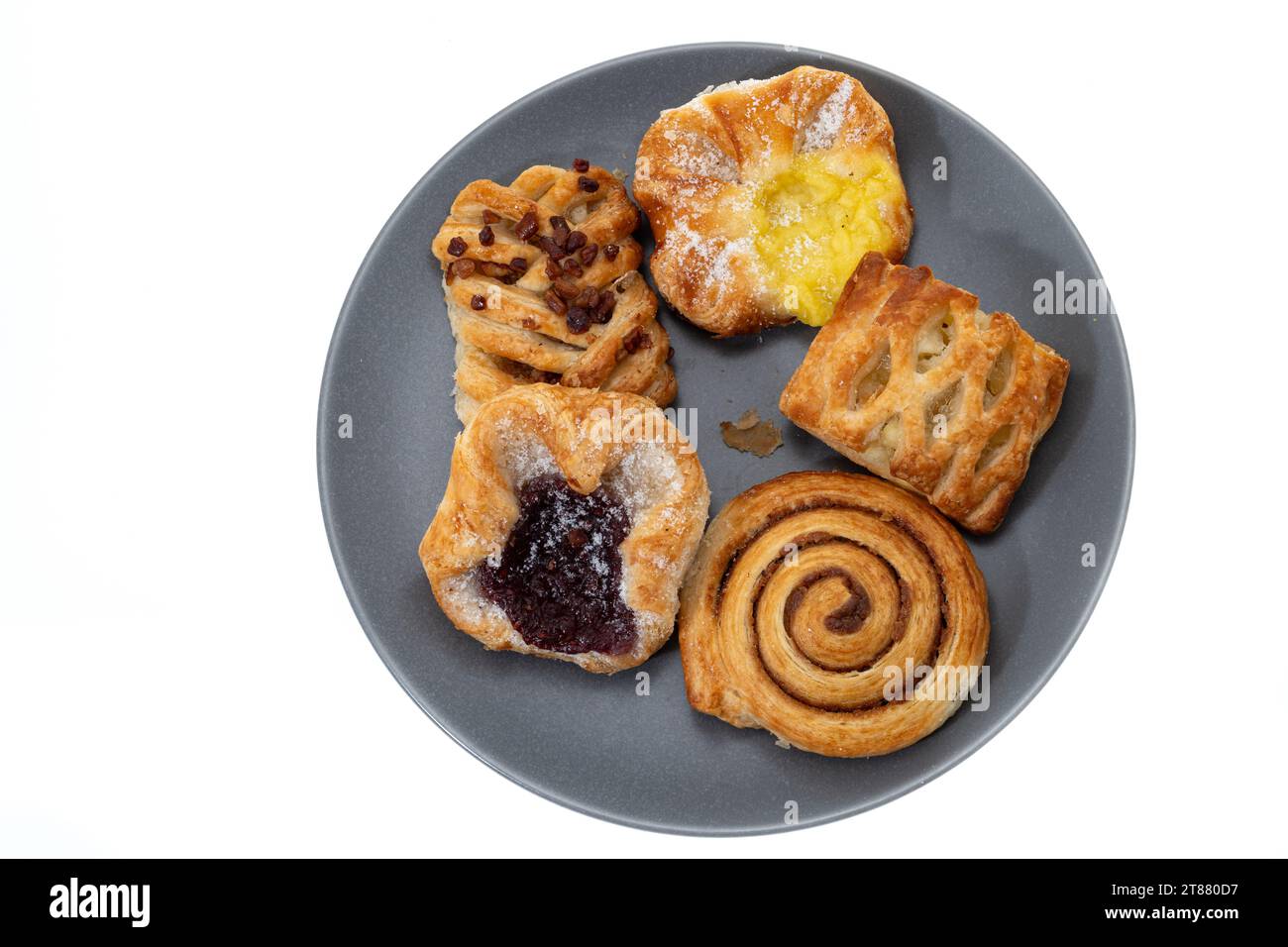 Una selezione di dolci francesi su un piatto - sfondo bianco Foto Stock