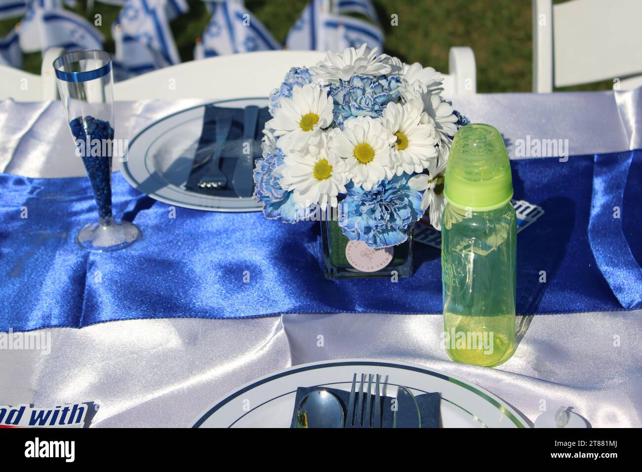 Tavolo dello Shabbat fissato per ostaggi con bandiera israeliana per 1400 assassinati Foto Stock
