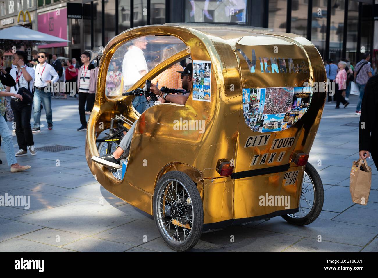 Vienna, Austria. 29 settembre 2023. Risciò per bicicletta dorata "Mozart taxi" a Stephansplatz Foto Stock