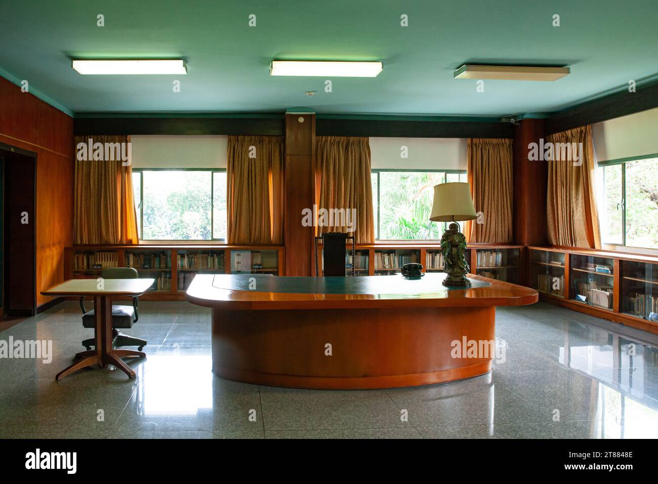 Ho chi Minh City, Vietnam, marzo 25 2023: Interno del Palazzo dell'indipendenza noto anche come sala convegni della riunificazione, la biblioteca con un Foto Stock