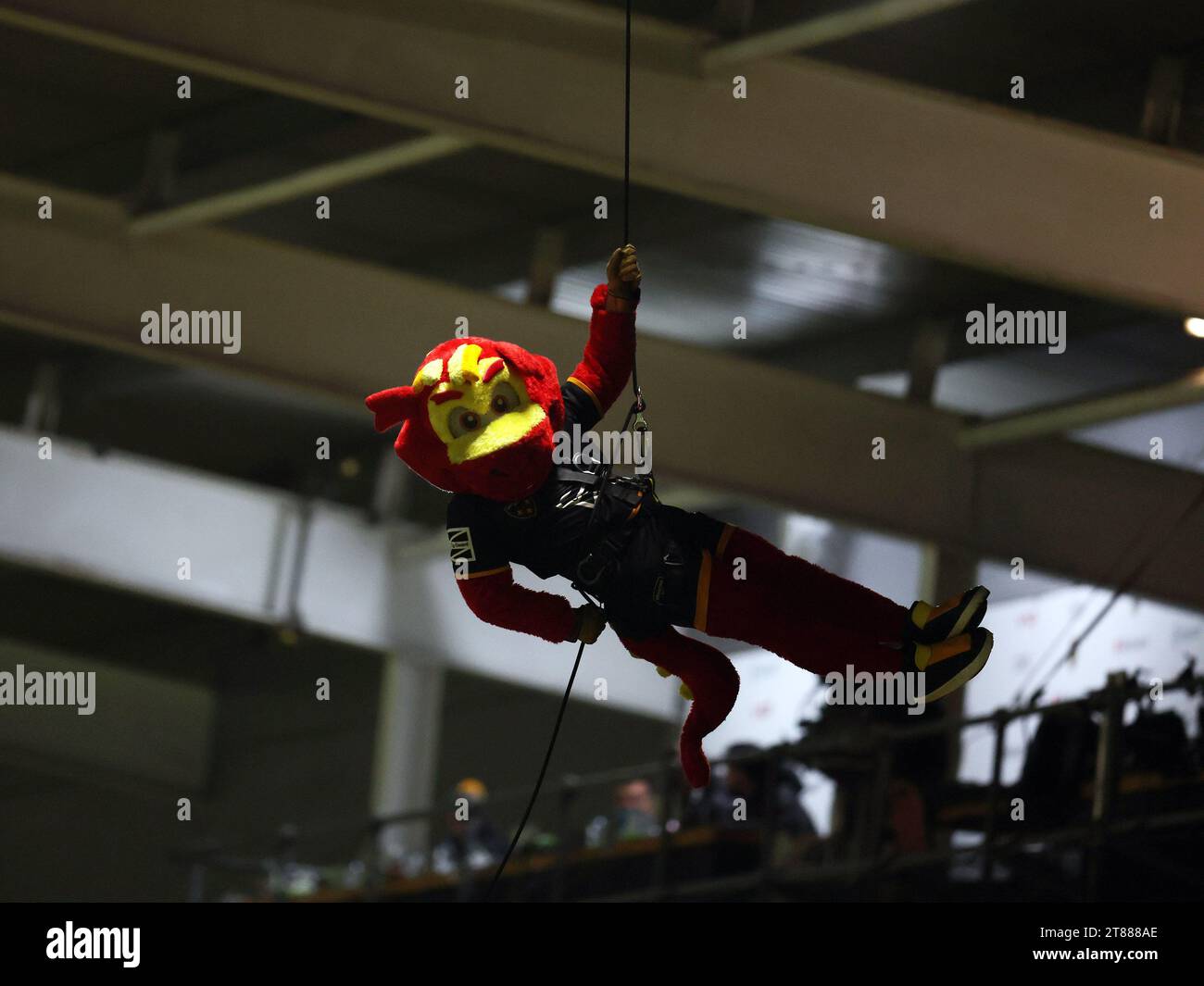 Newport, Regno Unito. 18 novembre 2023. Rodney the Dragon, la mascotte della squadra di rugby Dragons, scende in pista per Bisley davanti al gioco.United Rugby Championship, Dragons V Ospreys alla Rodney Parade di Newport sabato 18 novembre 2023. foto di Andrew Orchard/Andrew Orchard fotografia sportiva/Alamy Live news Credit: Andrew Orchard fotografia sportiva/Alamy Live News Foto Stock