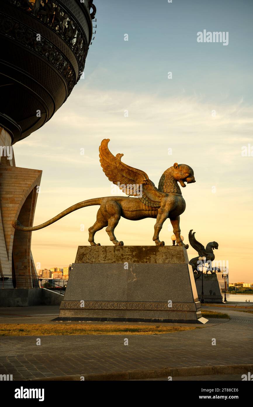 Statue di animali mitologici al Palazzo delle nozze a Kazan, Tatarstan, Russia. Vista verticale delle sculture moderne al tramonto, punti di riferimento della città. Tema Foto Stock