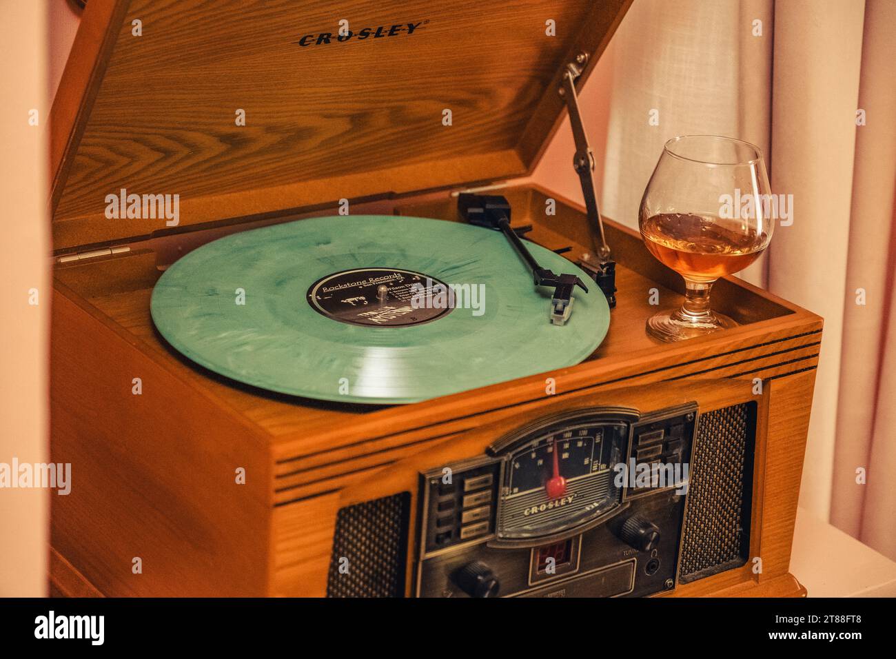 lettore di dischi vintage e whiskey Foto Stock