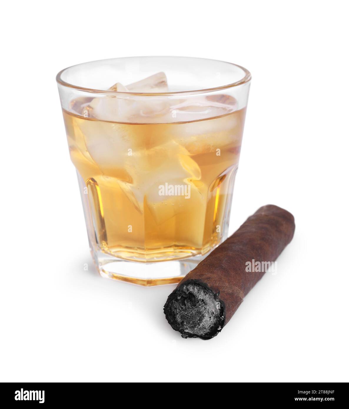 Bicchiere di whisky e sigaro bruciato isolato su bianco Foto Stock