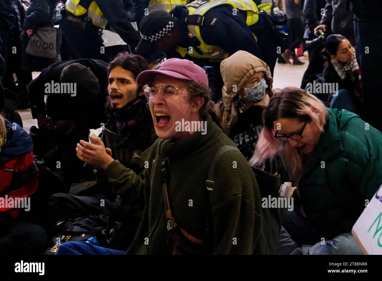 Londra, Regno Unito. 1 settembre 2023. Gli attivisti pro-Palestina e Just Stop Oil tengono una protesta sit-in alla stazione di Waterloo di Londra, chiedendo un cessate il fuoco a Gaza. Un ordine di polizia che proibiva le proteste in tutte le stazioni principali di Londra era in vigore per oggi. Credito: Fotografia dell'undicesima ora/Alamy Live News Foto Stock