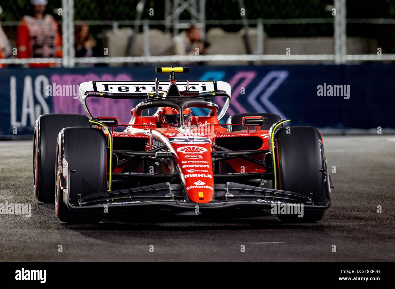 Las Vegas, Nevada - 17 novembre 2023: Carlos Sainz, pilota della scuderia Ferrari F1 n. 55, gareggia nel Gran Premio di Las Vegas d'argento Heineken sul Las Vegas Strip Circuit. Crediti: Nick Paruch / Alamy Live News Foto Stock