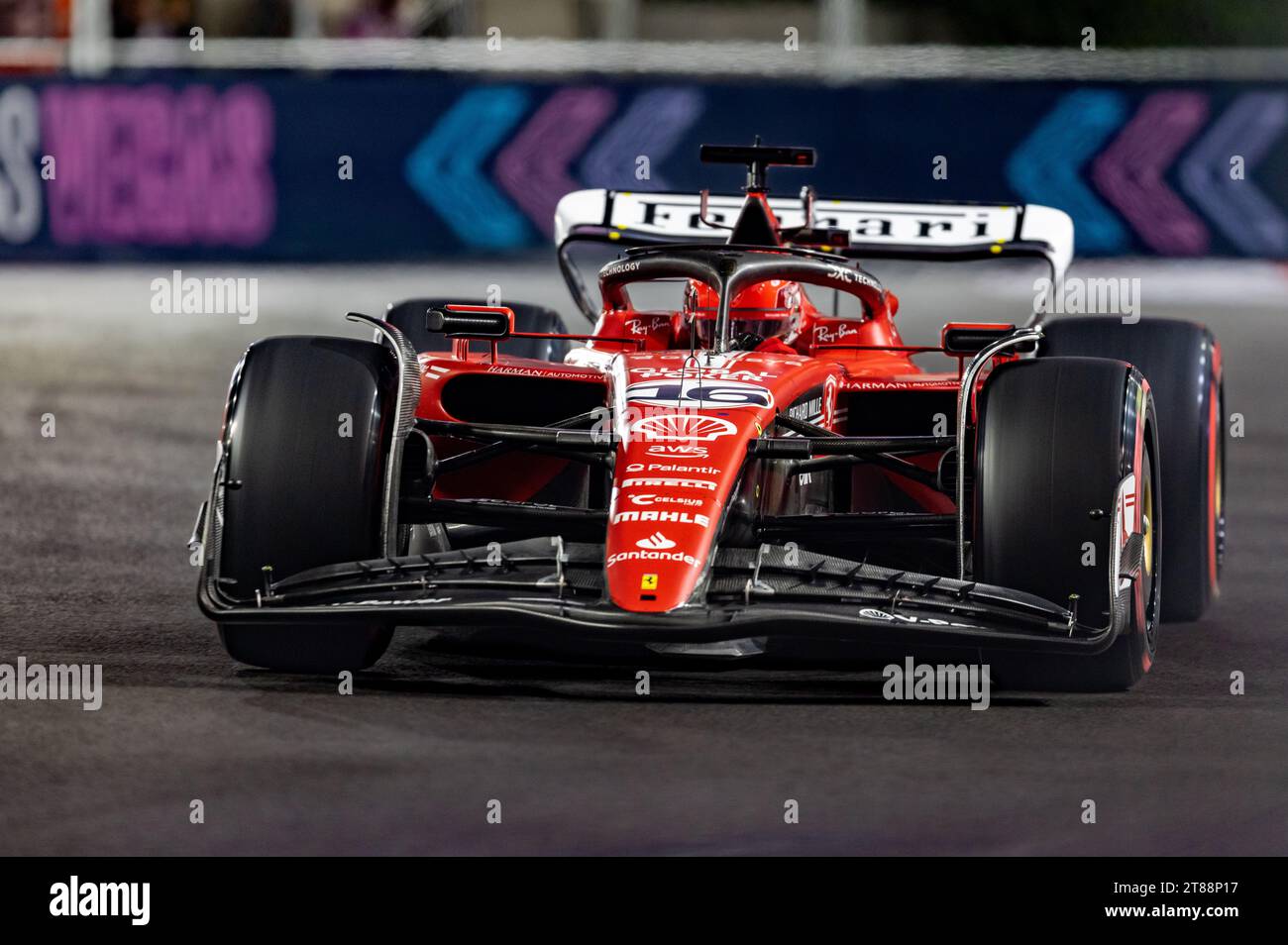 Las Vegas, Nevada - 17 novembre 2023: Charles Leclerc, pilota della scuderia n. 16 Ferrari F1, gareggia nell'Heineken Silver Las Vegas Grand Prix sul Las Vegas Strip Circuit. Crediti: Nick Paruch / Alamy Live News Foto Stock