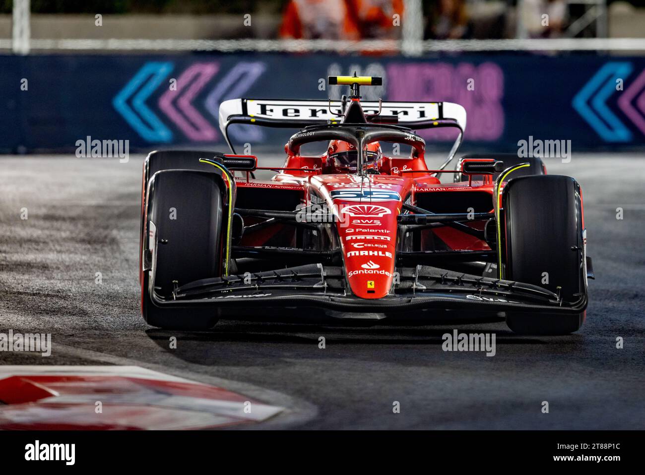 Las Vegas, Nevada - 17 novembre 2023: Carlos Sainz, pilota della scuderia Ferrari F1 n. 55, gareggia nel Gran Premio di Las Vegas d'argento Heineken sul Las Vegas Strip Circuit. Crediti: Nick Paruch / Alamy Live News Foto Stock