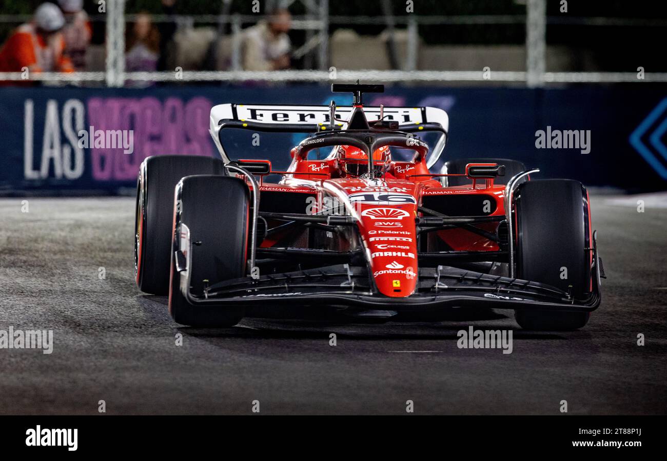 Las Vegas, Nevada - 17 novembre 2023: Charles Leclerc, pilota della scuderia n. 16 Ferrari F1, gareggia nell'Heineken Silver Las Vegas Grand Prix sul Las Vegas Strip Circuit. Crediti: Nick Paruch / Alamy Live News Foto Stock