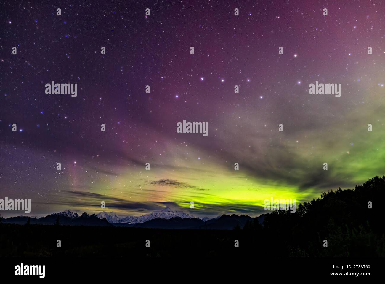 Il Big Dipper e l'aurora boreale si esibiscono attraverso le nuvole sopra Denali e l'Alaska Range, viste dal North Denali Viewpoint nello stato di Denali Foto Stock