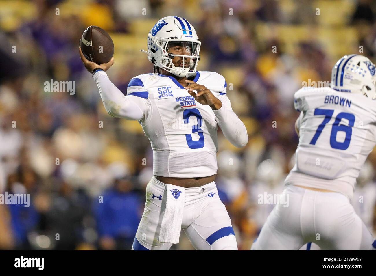 18 novembre 2023: Il quarterback dei Georgia St. Darren Grainger (3) lancia un ricevitore durante la partita di football NCAA tra i Georgia St. Panthers e LSU Tigers al Tiger Stadium di Baton Rouge, LOUISIANA. Jonathan Mailhes/CSM Foto Stock