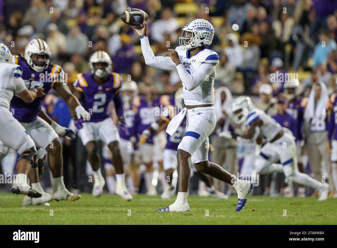 18 novembre 2023: Il quarterback dei Georgia St. Darren Grainger (3) tenta di completare un passaggio durante la partita di football NCAA tra i Georgia St. Panthers e LSU Tigers al Tiger Stadium di Baton Rouge, LOUISIANA. Jonathan Mailhes/CSM Foto Stock