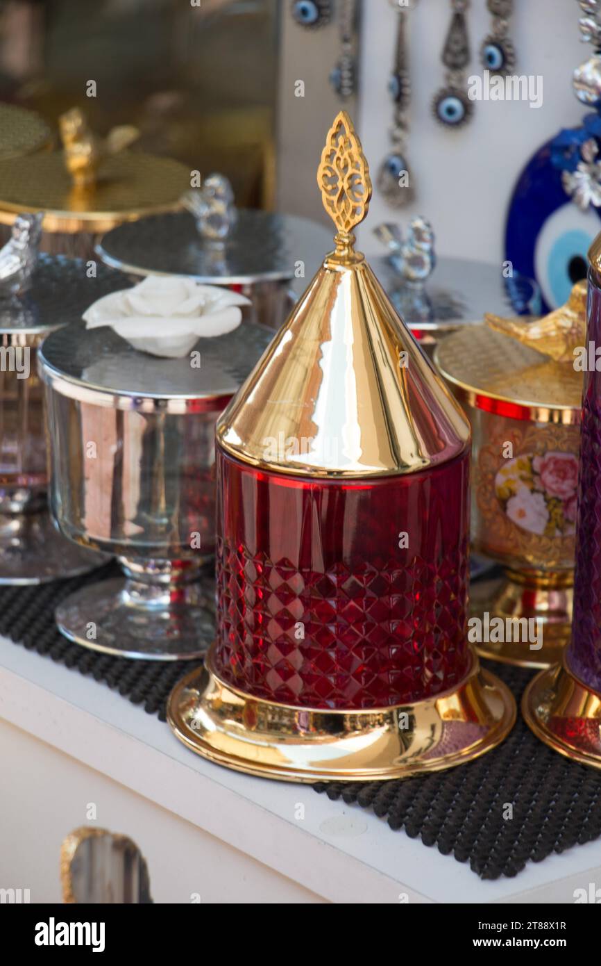 Set di bottiglie vuote e realizzato in stile ottomano Foto Stock