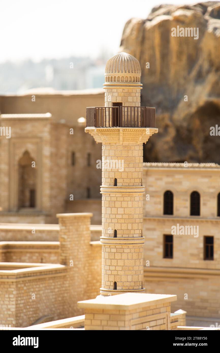Copia in scala della vista esterna del Minareto di una moschea. Viaggio in Turchia concetto Foto Stock