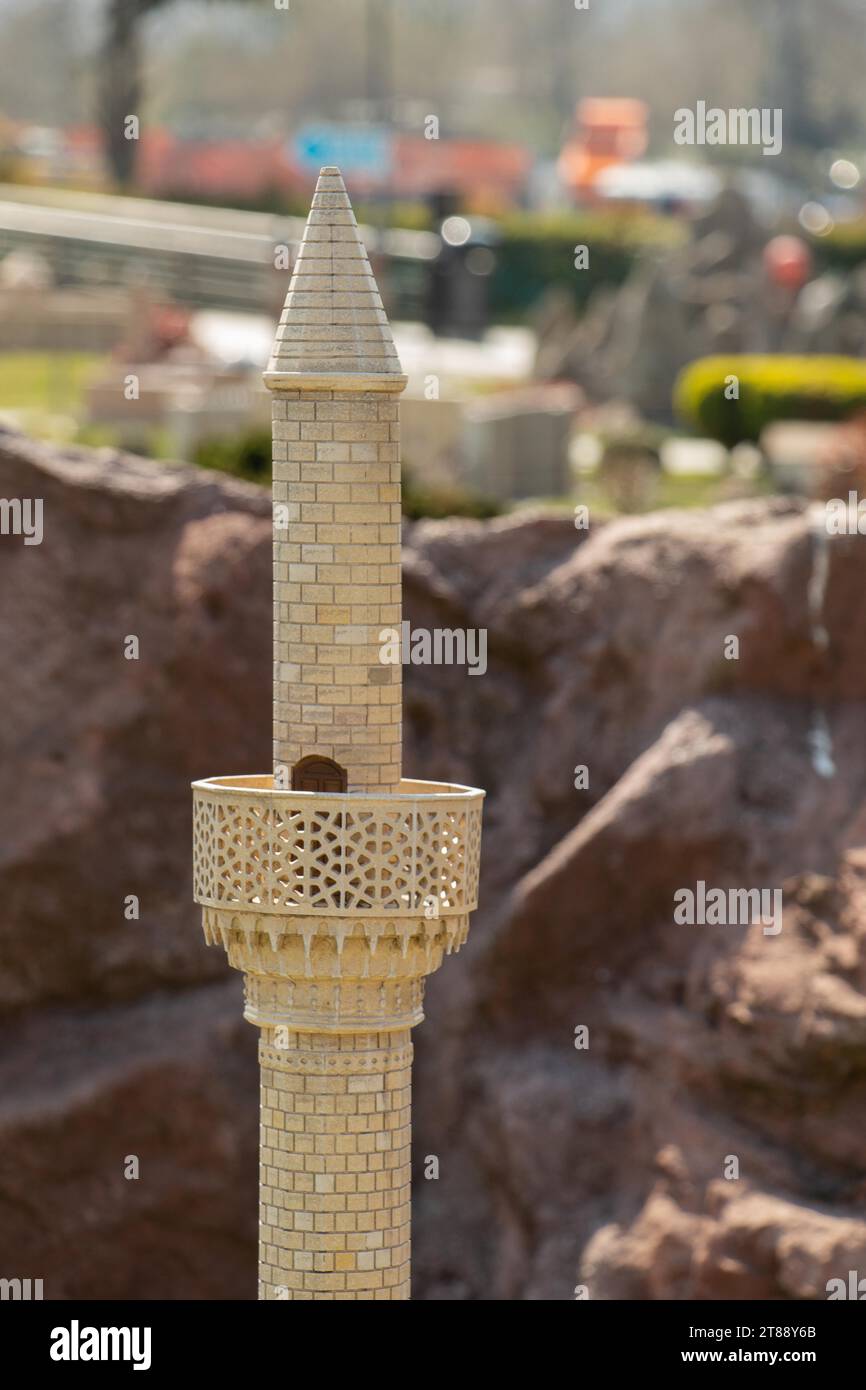 Copia in scala della vista esterna del Minareto di una moschea. Viaggio in Turchia concetto Foto Stock
