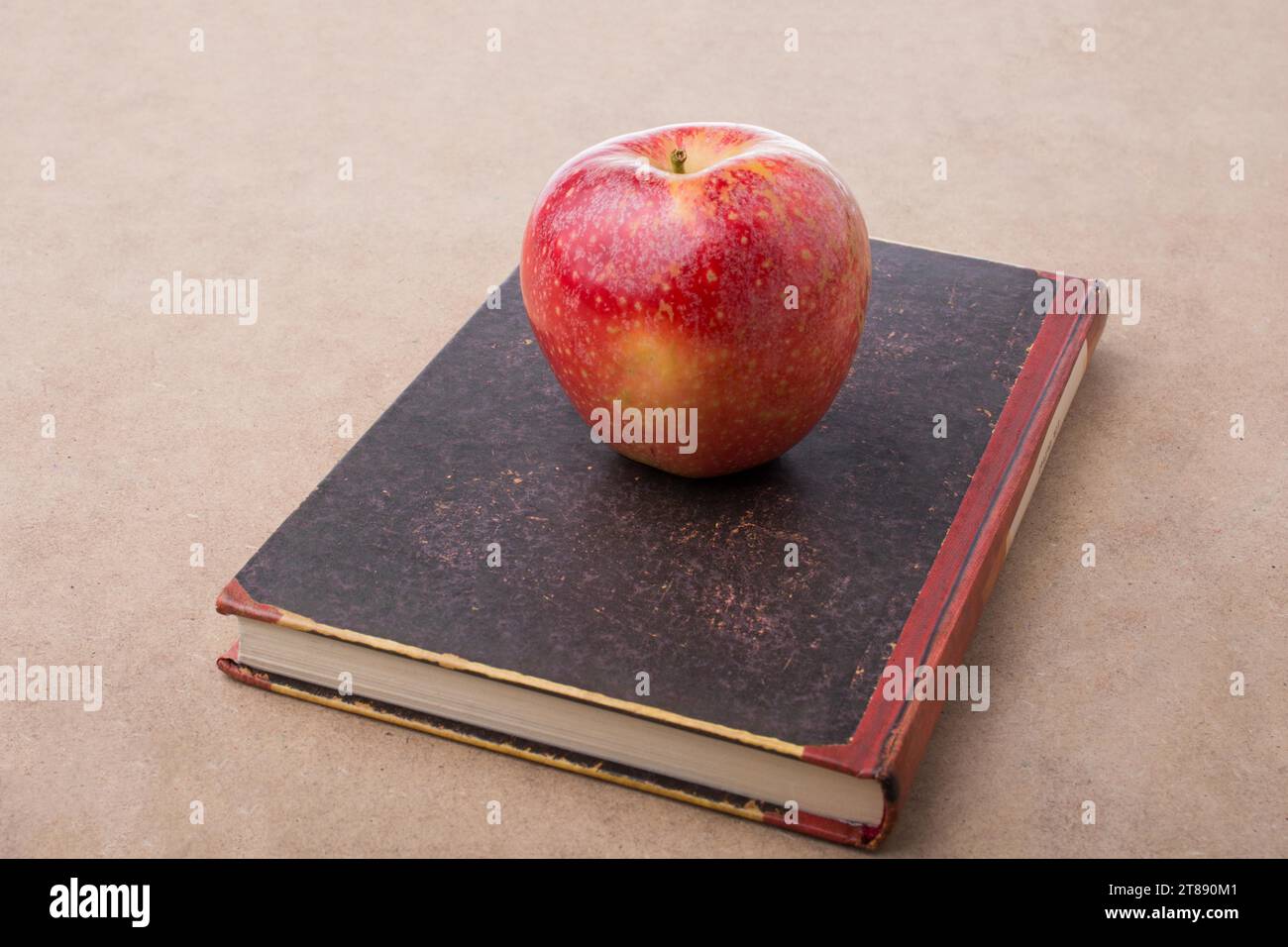 Si torna a scuola di scritte e un Apple su un libro Foto Stock