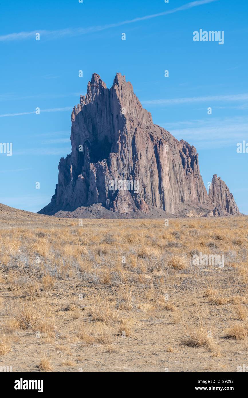 Shiprock nella zona dei quattro angoli del New Mexico in una giornata di sole con cielo azzurro. La roccia torreggiante si innalza a più di mille metri sopra il deserto Foto Stock