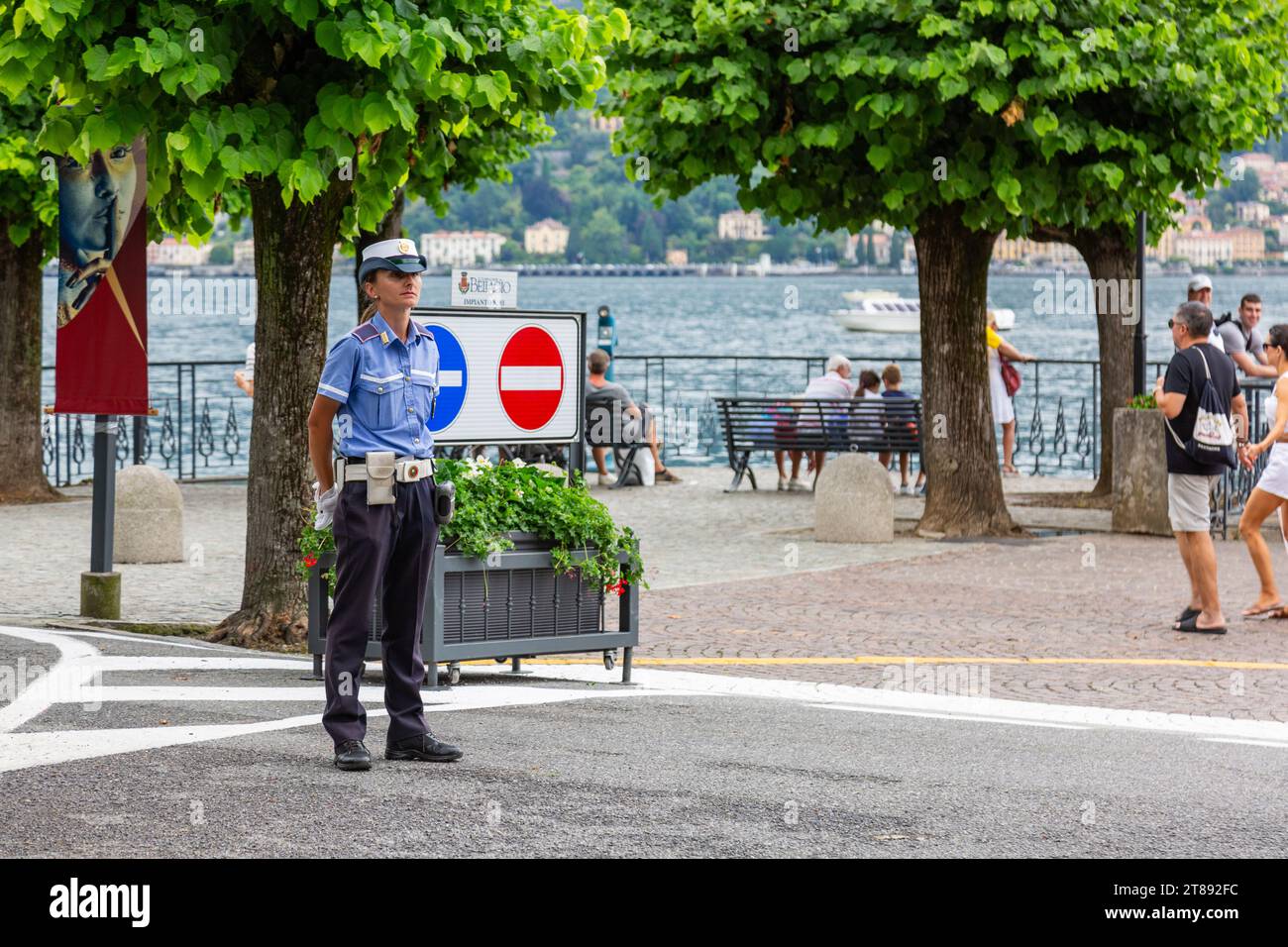 Un'agente di polizia in uniforme si trova a un incrocio vicino al lago di Como a Bellagio, in Lombardia, Italia. Foto Stock