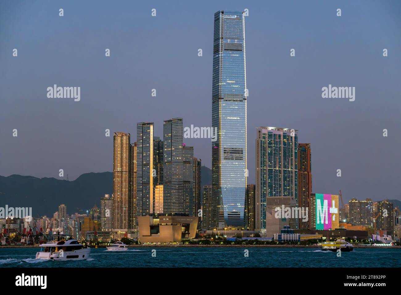 L'ICC International Commerce Centre e il nuovissimo museo M+ di cultura visiva di Hong Kong, Victoria Harbour, Hong Kong, Cina. Foto Stock