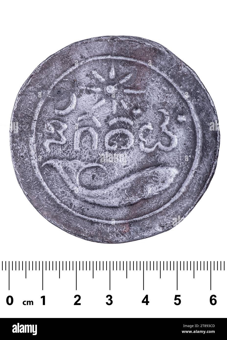 Un'antica moneta del regno di Funan con un'immagine di una balena e un'iscrizione in un'antica lingua dimenticata. Retromarcia. Isolato su bianco Foto Stock