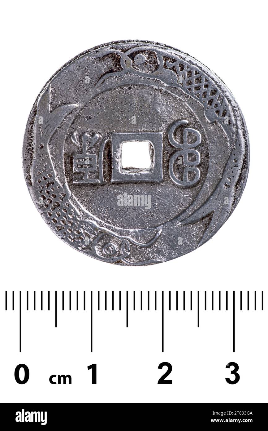 Antica moneta d'argento cinese con un foro quadrato della dinastia Qing. Retromarcia. Isolato su bianco Foto Stock
