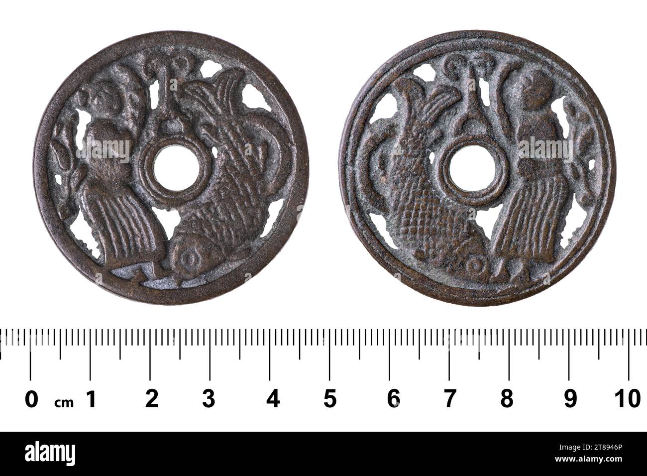 L'antica moneta cinese della dinastia Qing con l'immagine di un uomo e di un pesce (carpa). Isolato su bianco Foto Stock