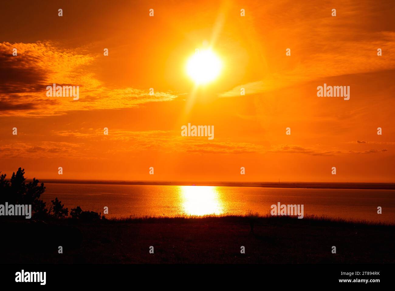 Tramonto luminoso sul fiume Volga, in Russia Foto Stock