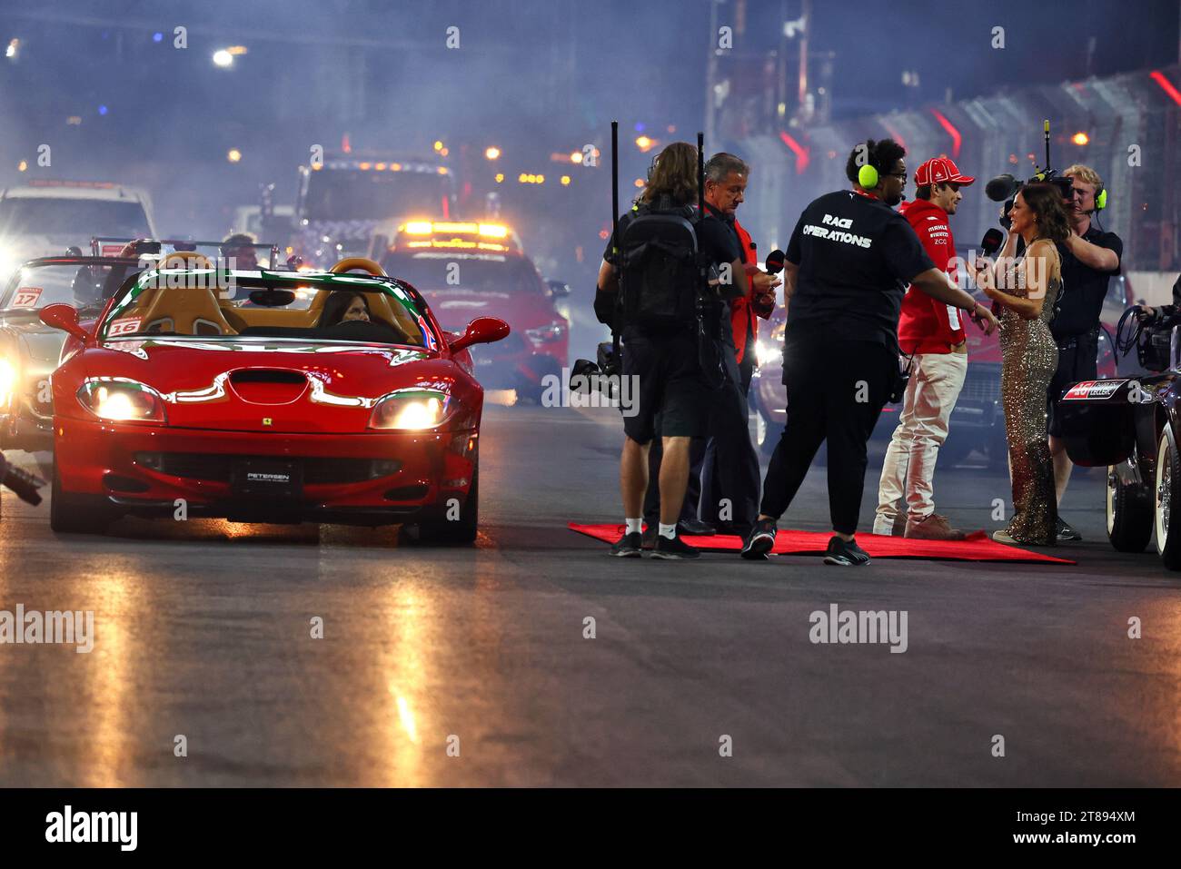 Las Vegas, Stati Uniti. 18 novembre 2023. (Da L a R): Bruce buffer (USA) Announcer; Charles Leclerc (MON) Ferrari; e Natalie Pinkham (GBR) Sky Sports Presenter alla parata dei piloti. Formula 1 World Championship, Rd 22, Gran Premio di Las Vegas, sabato 18 novembre 2023. Las Vegas Strip Circuit, Las Vegas, Nevada, Stati Uniti. Crediti: James Moy/Alamy Live News Foto Stock