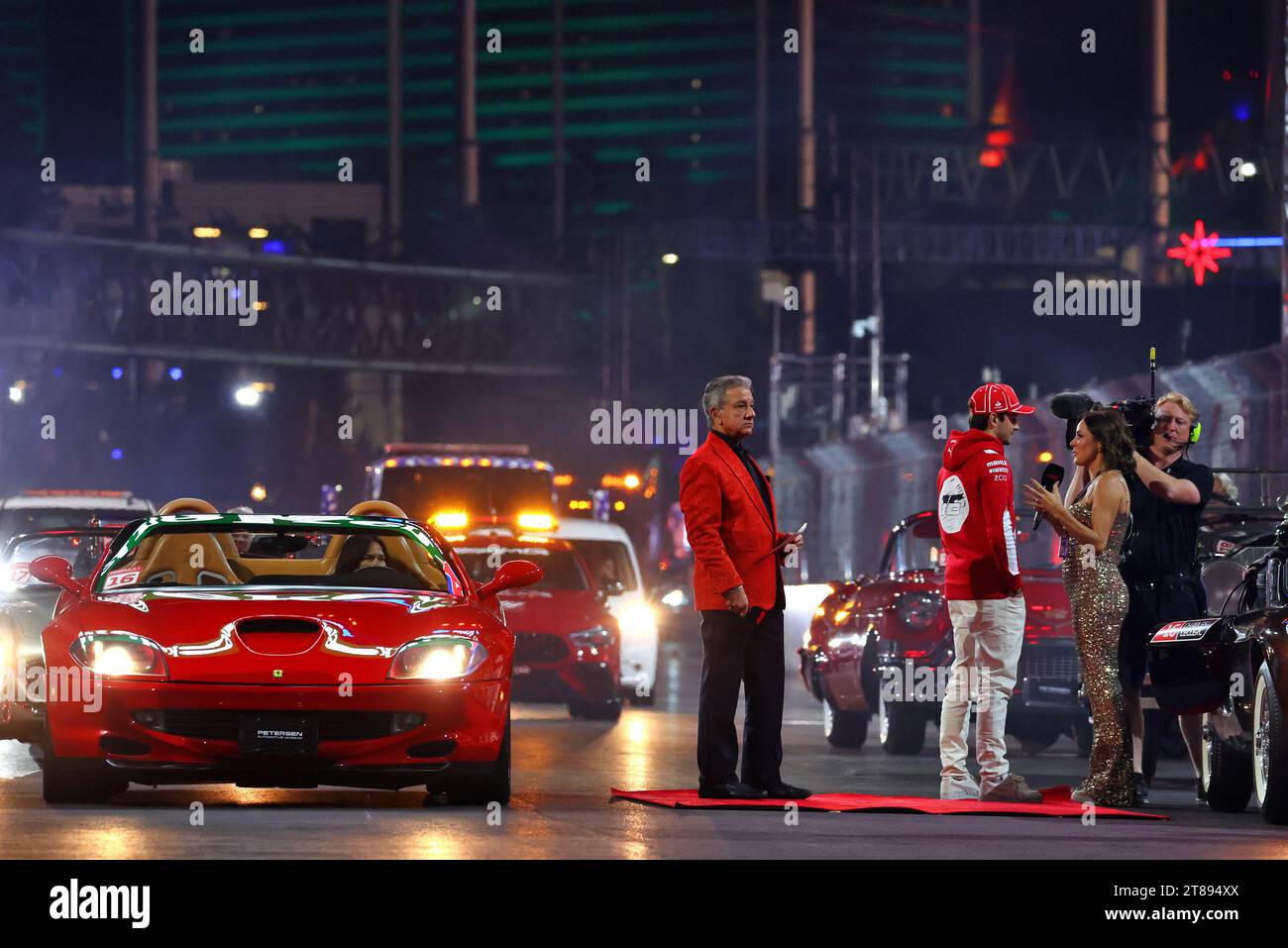 Las Vegas, Stati Uniti. 18 novembre 2023. (Da L a R): Bruce buffer (USA) Announcer; Charles Leclerc (MON) Ferrari; e Natalie Pinkham (GBR) Sky Sports Presenter alla parata dei piloti. Formula 1 World Championship, Rd 22, Gran Premio di Las Vegas, sabato 18 novembre 2023. Las Vegas Strip Circuit, Las Vegas, Nevada, Stati Uniti. Crediti: James Moy/Alamy Live News Foto Stock