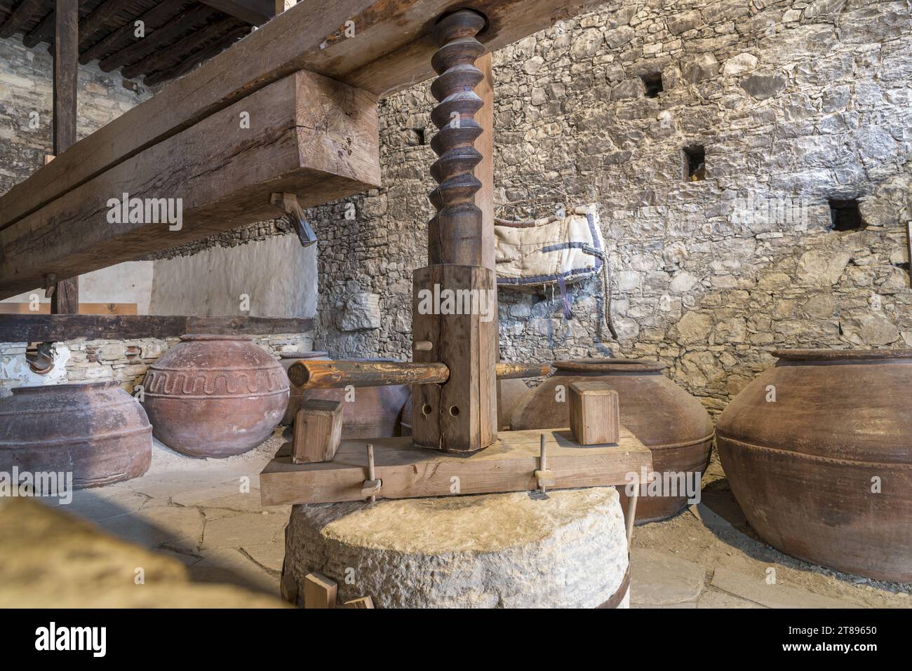 Pressa in legno di una vecchia cantina nel villaggio di Omodos. Cipro Foto Stock