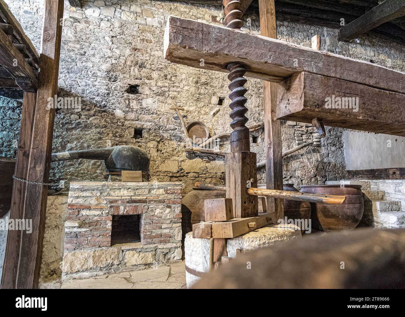 Pressa in legno di una vecchia cantina nel villaggio di Omodos. Cipro Foto Stock