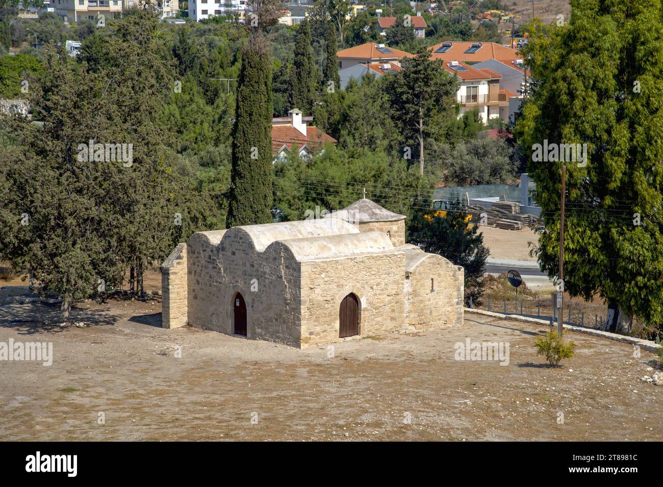 Vista della cappella di Sant'Efstatios dalla Torre del castello di Kolossi (Cipro) Foto Stock