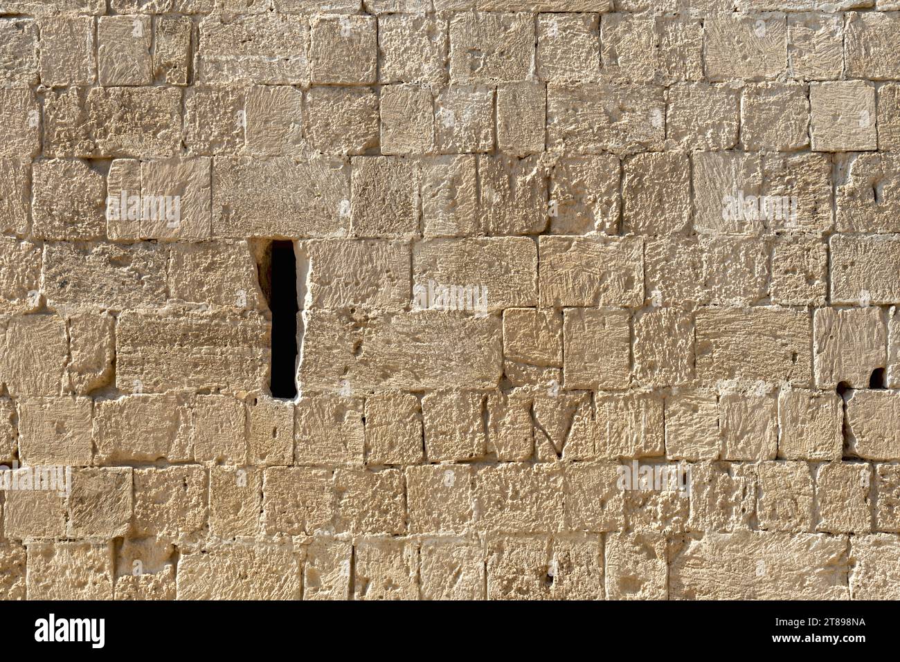 Frammento del muro del castello medievale di Kolossi con stretto abbraccio (Cipro). Foto Stock