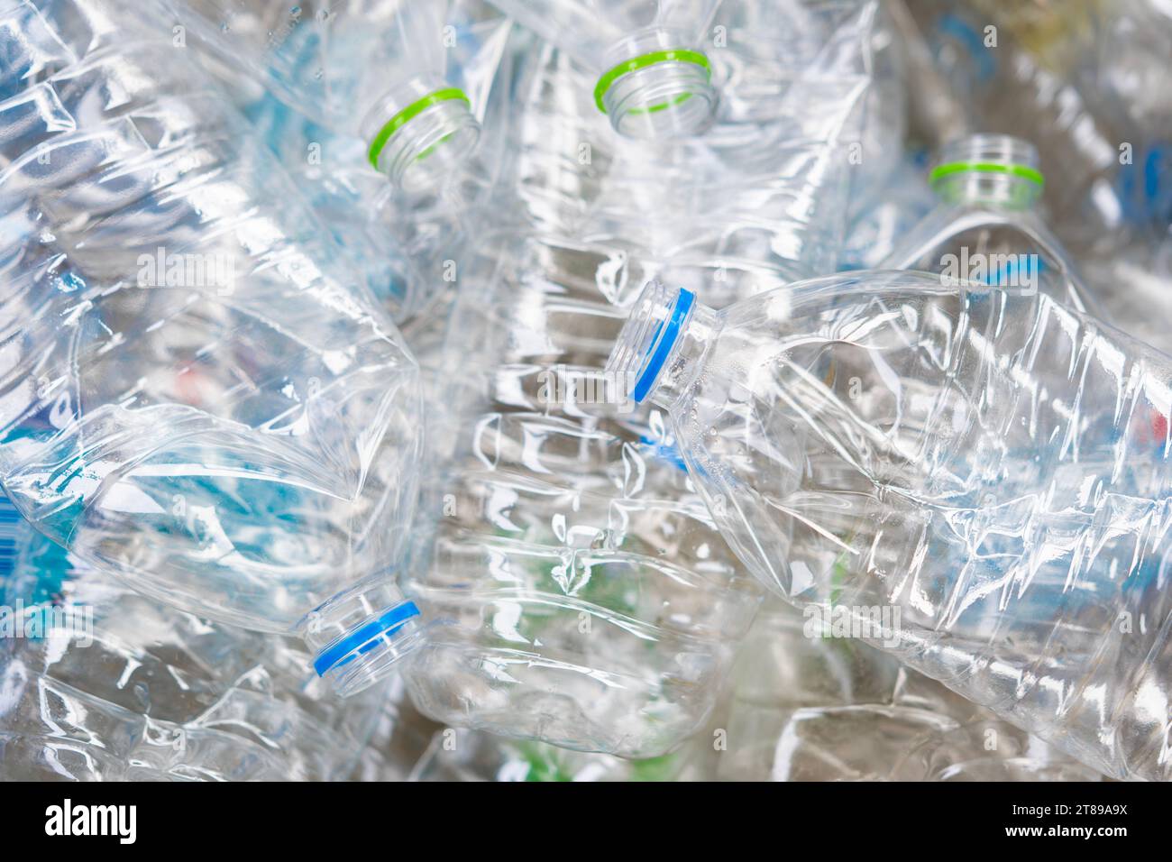 Rifiuti di bottiglie di plastica nel settore del riciclaggio della plastica. Foto Stock