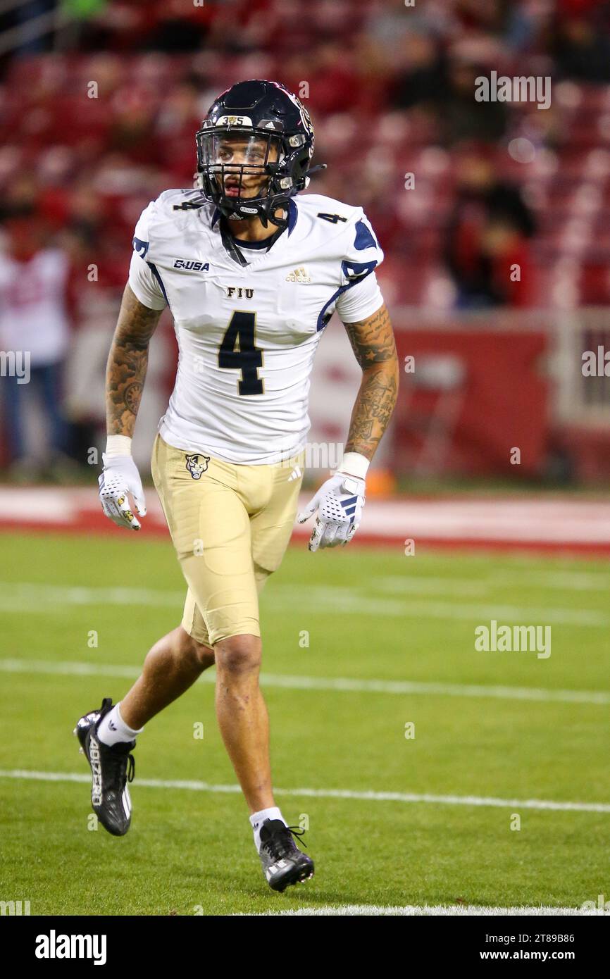 18 novembre 2023: Il defensive back dei Panthers CJ Christian n. 4 si fa strada attraverso il campo. Arkansas ha sconfitto Florida International 44-20 a Fayetteville, Arkansas. Richey Miller/CSM Foto Stock