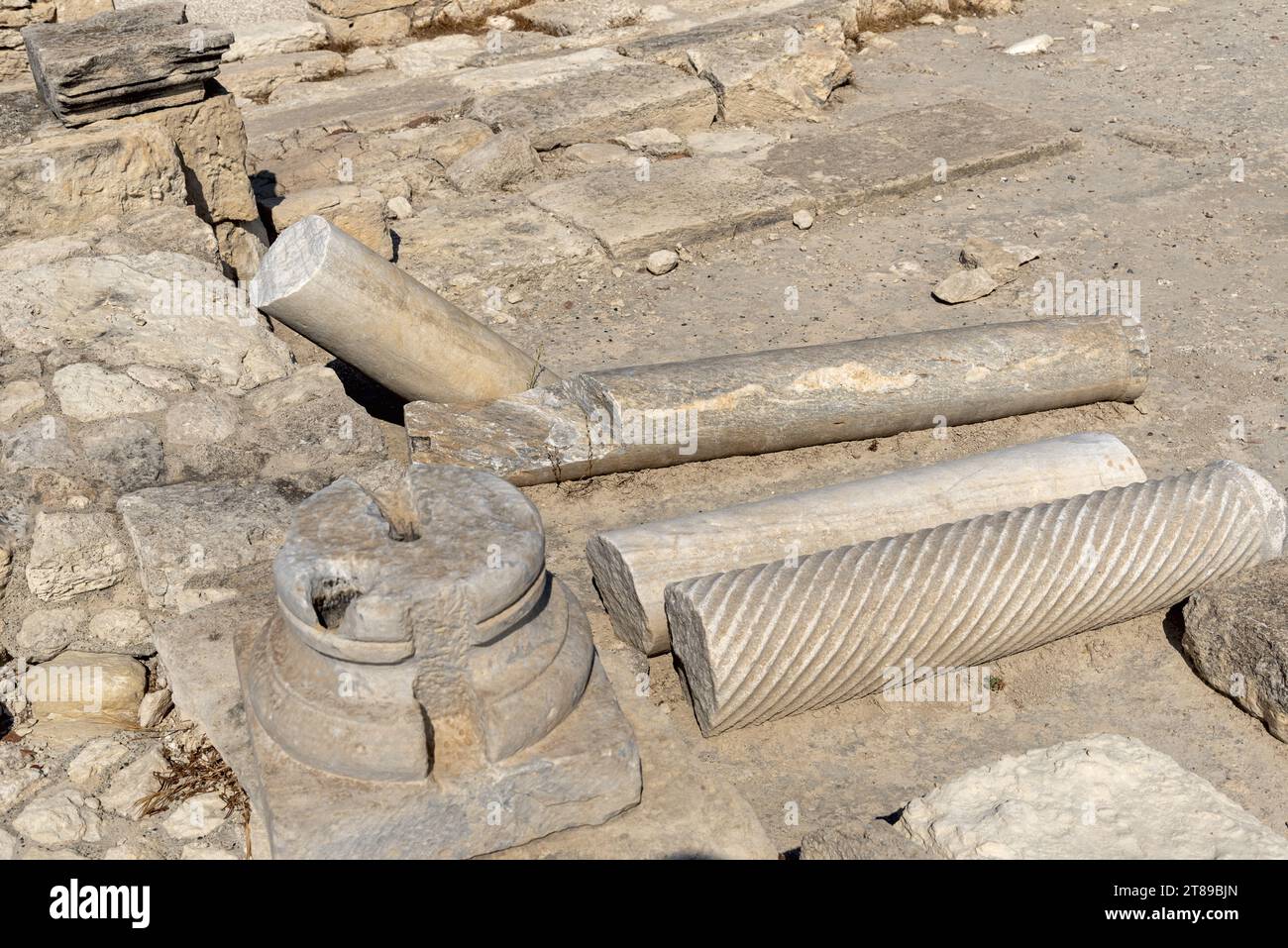 Resti delle colonne dell'antica città di Kourion (Episkopi, Cipro) Foto Stock