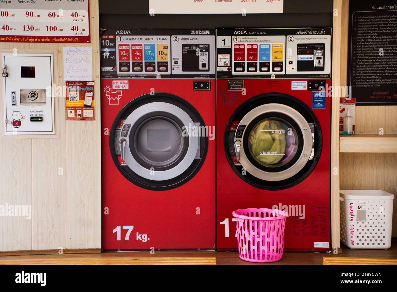Edificio moderno, lavanderia automatica o lavanderia automatica con servizio di lavaggio per i clienti thailandesi, lavatrice e asciugatrice automatica a Ban Foto Stock