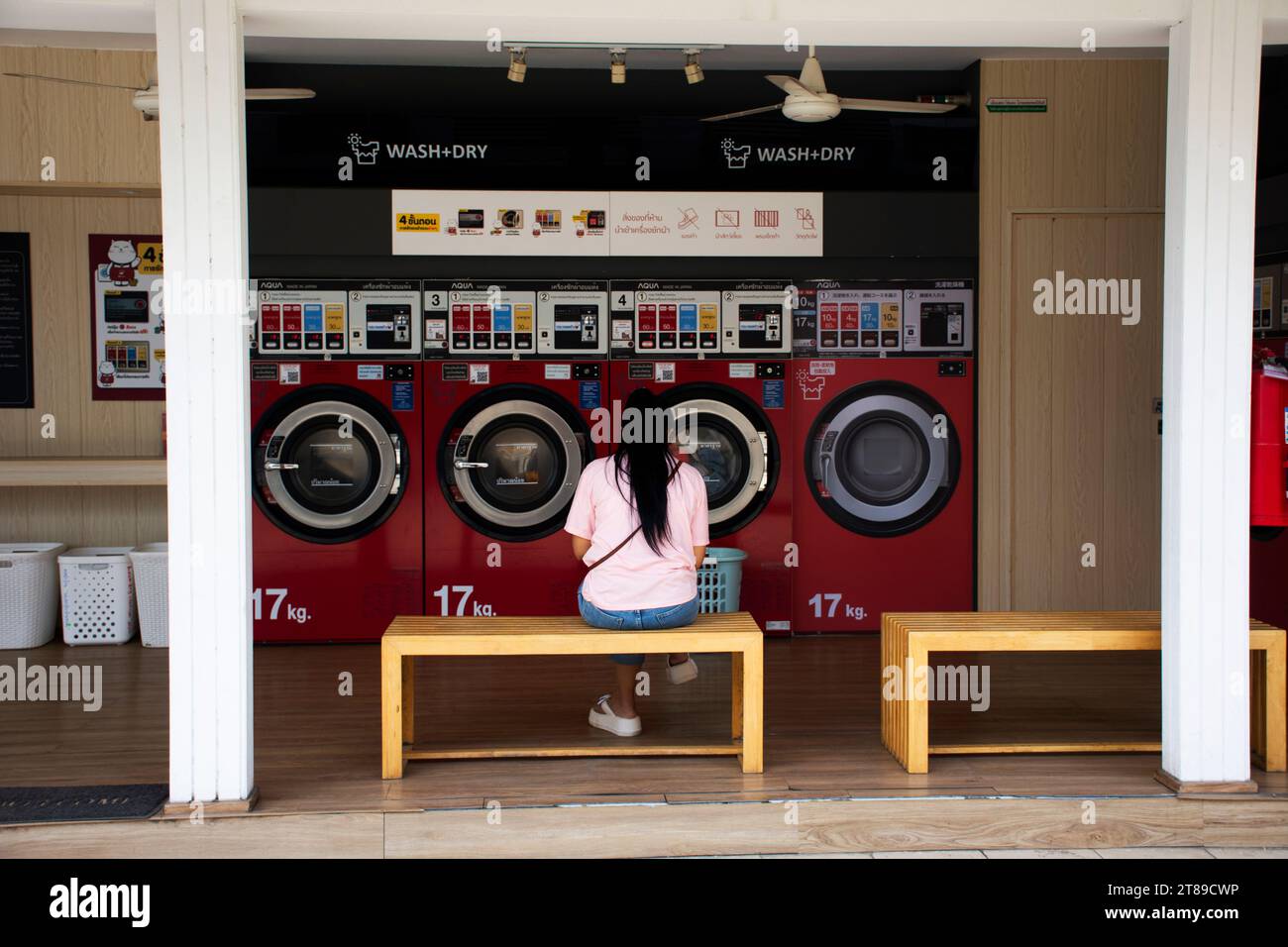 Edificio moderno, lavanderia automatica o lavanderia automatica con servizio di lavaggio per i clienti thailandesi, lavatrice e asciugatrice automatica a Ban Foto Stock