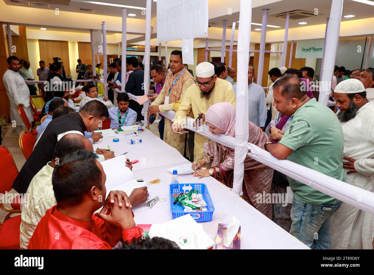 Dhaka, Bangladesh. 18 novembre 2023. I candidati raccolgono i documenti di nomina per le prossime elezioni della dodicesima Assemblea Nazionale presso l'ufficio della Awami League in Bangabandhu Avenue, a Dacca, Bangladesh, 18 novembre 2023. Foto di Suvra Kanti Das/ABACAPRESS.COM credito: Abaca Press/Alamy Live News Foto Stock